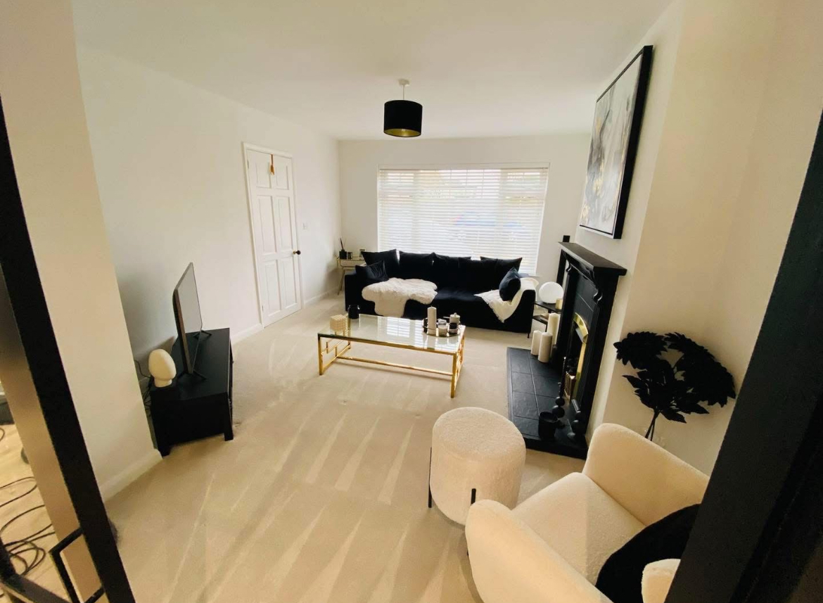 Immaculately cleaned modern living room
